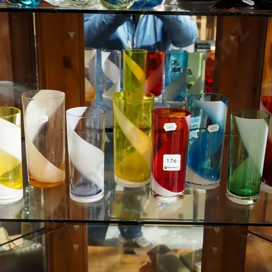 8x coloured and milk glass tumblers