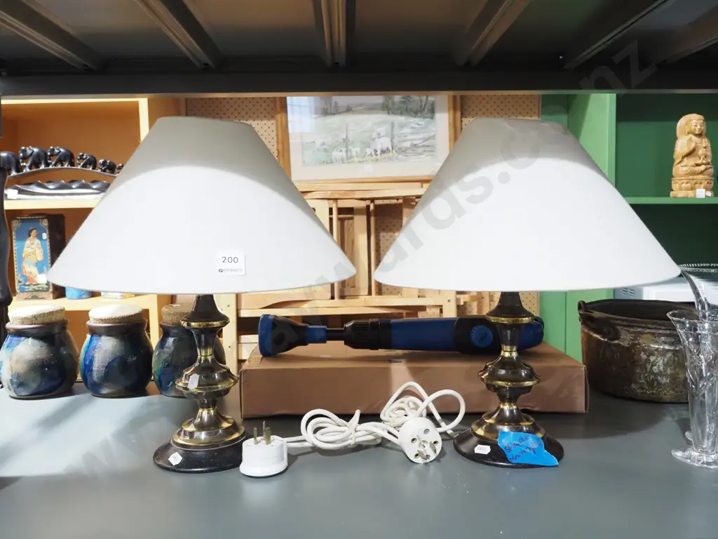 2x brass based table lamps - damage to 1 shade Image 1++
