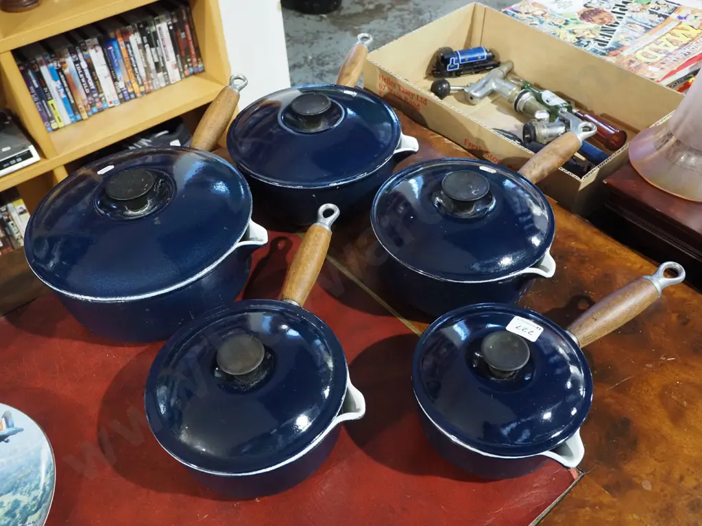 5x cast iron and blue enamel pouring pots - slight wear to insides, chip to handle on one lid Image 1++