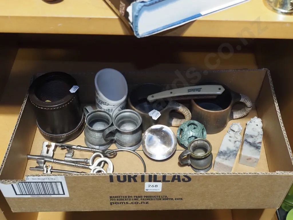 box; stainless steel keys, coffee cups, dice etc Image 1++