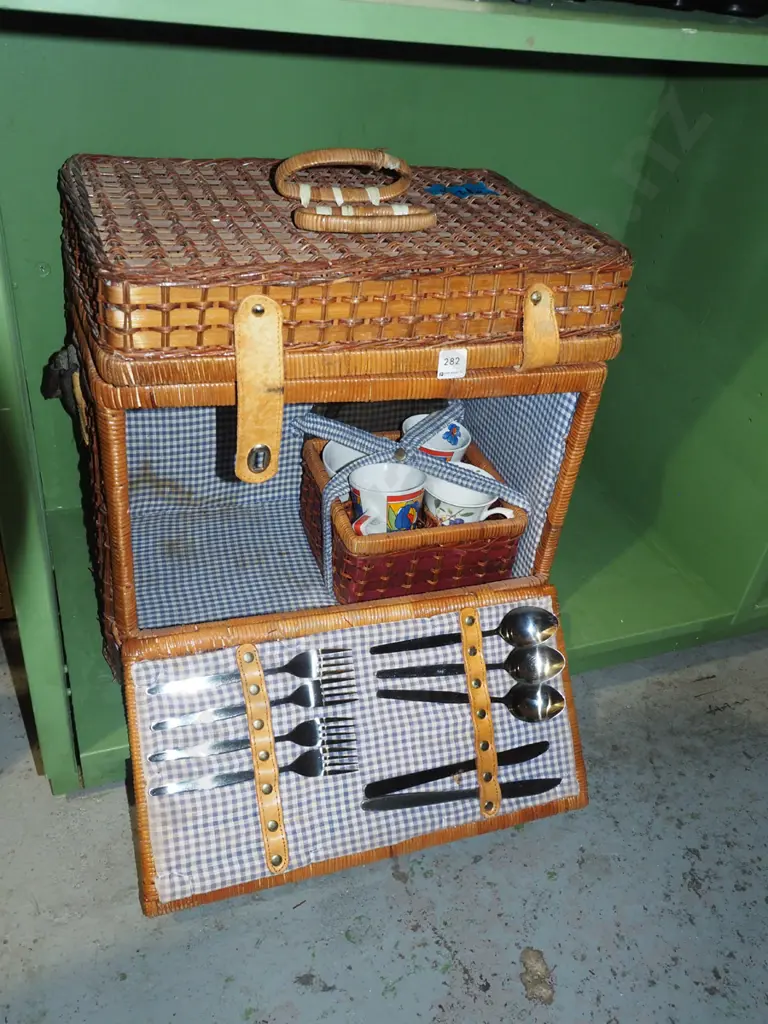 cane picnic haper and contents Image 1++