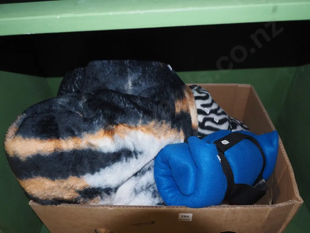 box; polar fleece blankets Image 1++