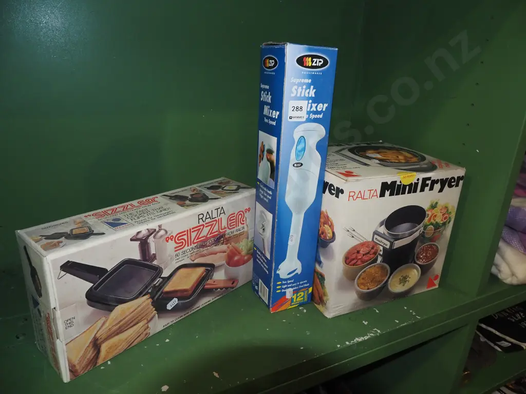 boxed as new old toastie pie machine, stick blender etc Image 1++