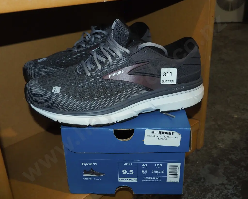 new Brooks UK 8.5 sneakers (Extra Wide) Image 1++