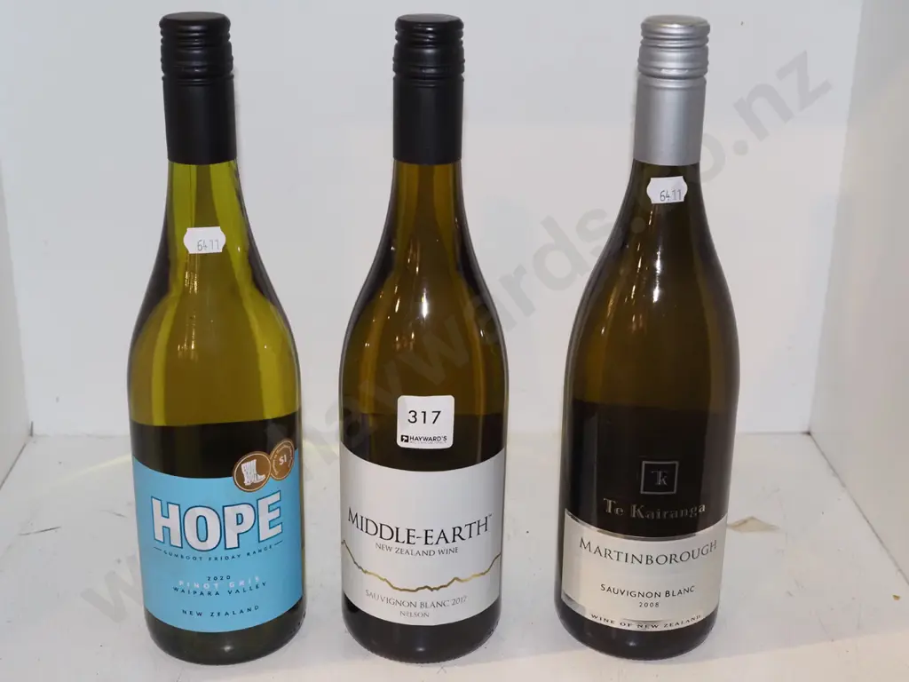 2x bottles of NZ sauvignon blanc, 1x pinot gris Image 1++