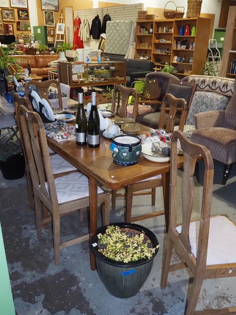 oak extending dining table with 6 matching splat back chairs H770 W1530 D800 Image 1++