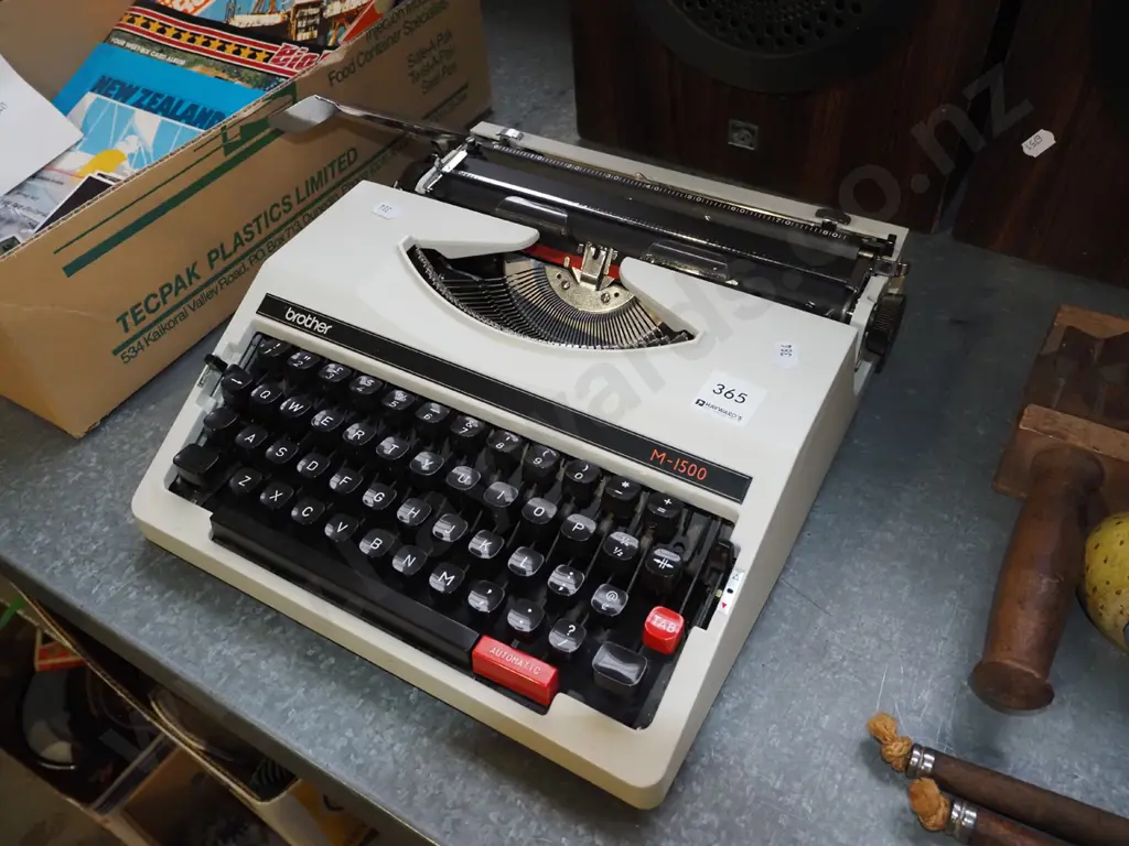 Brother M/1500 portable typewriter Image 1++