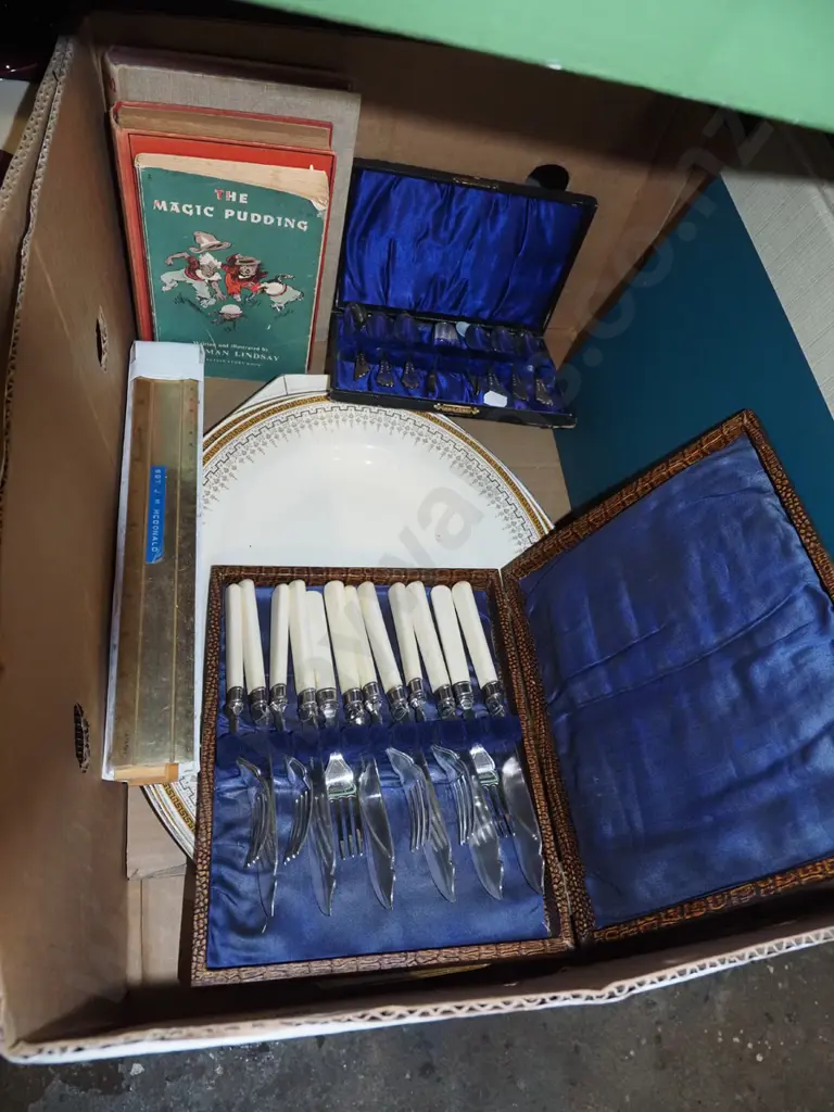 box; ashets, atlas, cased cutlery etc Image 1++