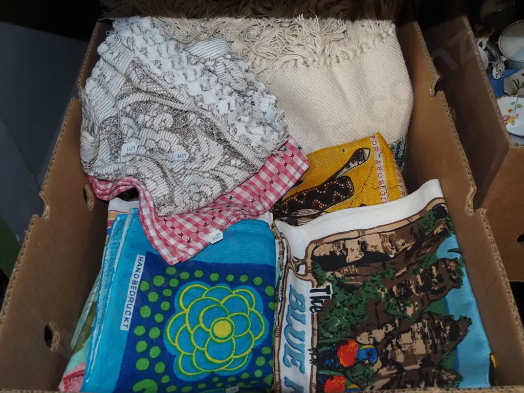 box; tablecloths, linen tea towels Image 1++