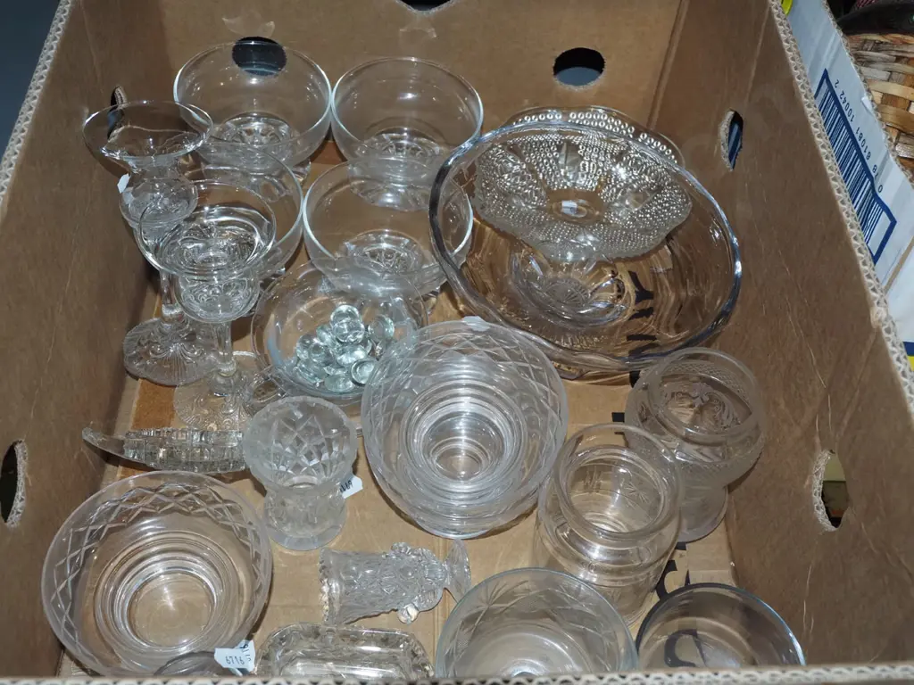 box of glass ware;  bowls, sweet dishes etc Image 1++