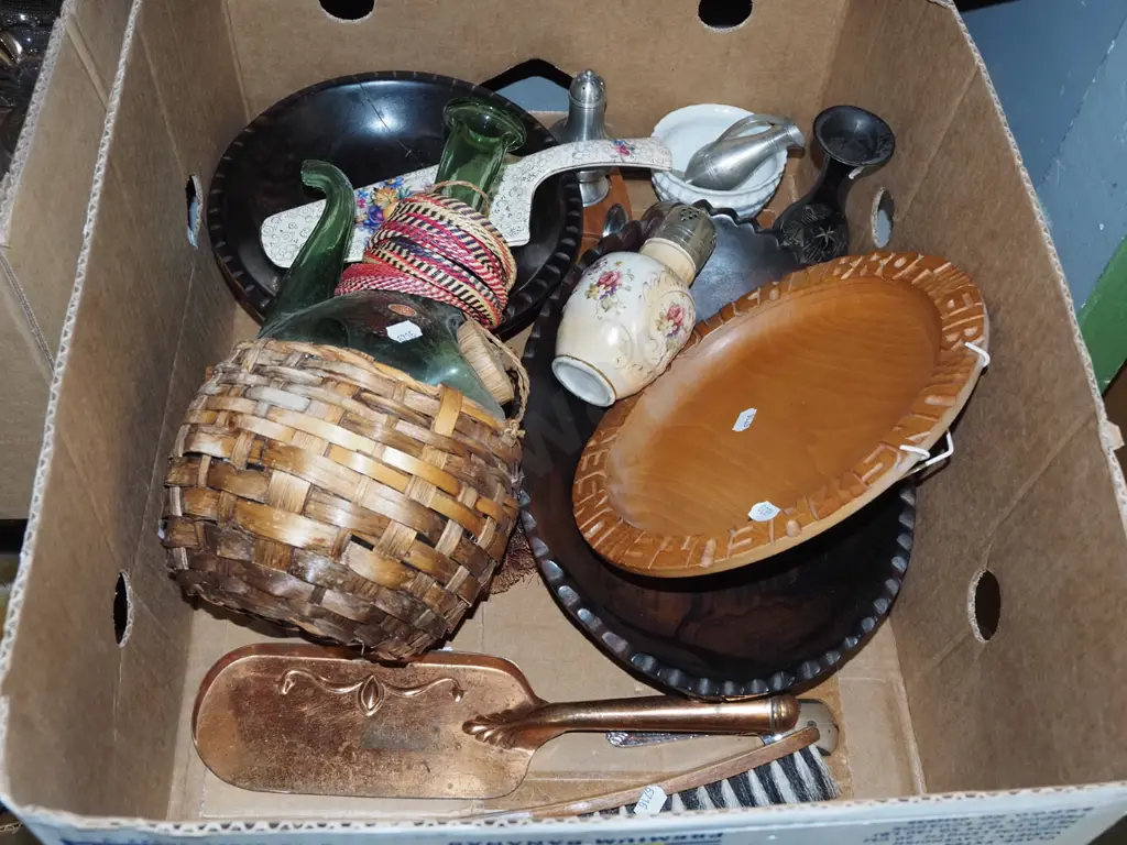 box; wooden bowls, chianti bottle, cake server etc Image 1++