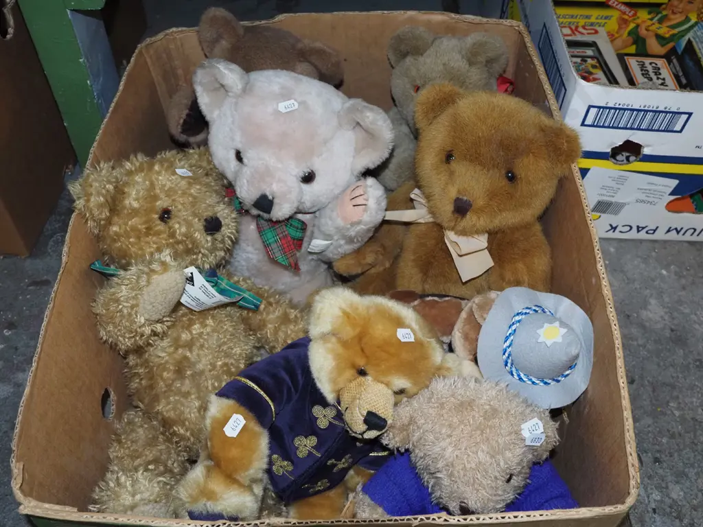 box of teddy bears Image 1++