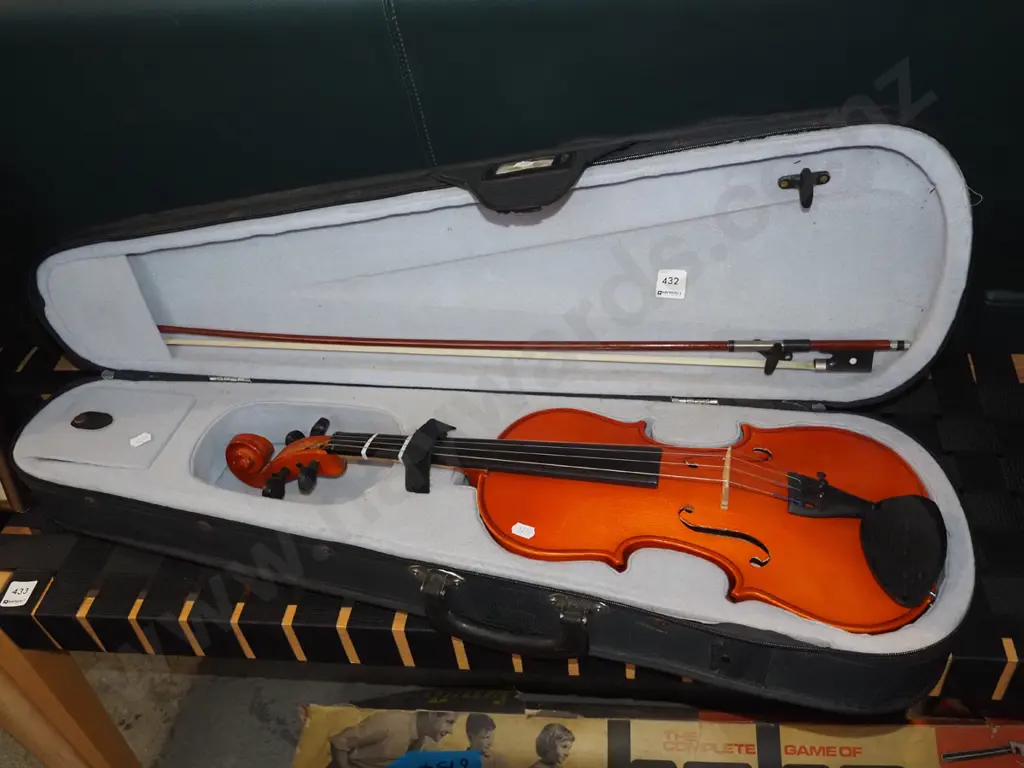 violin, case and bow Image 1++