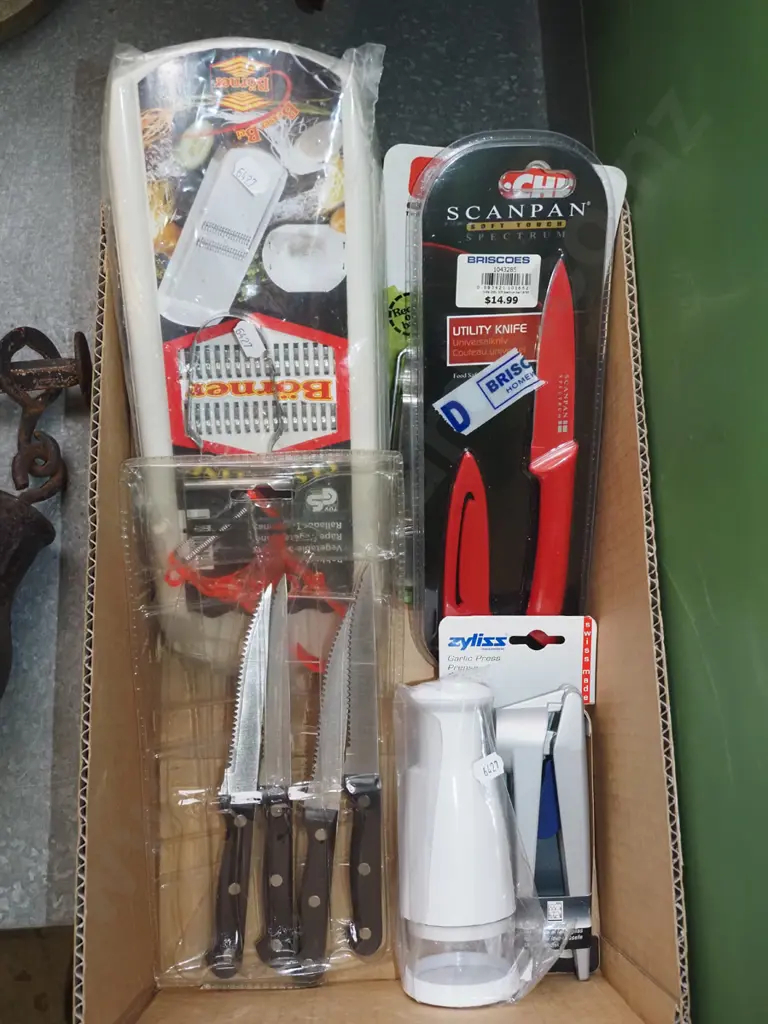 box; knives, garlic press, egg slicer etc Image 1++