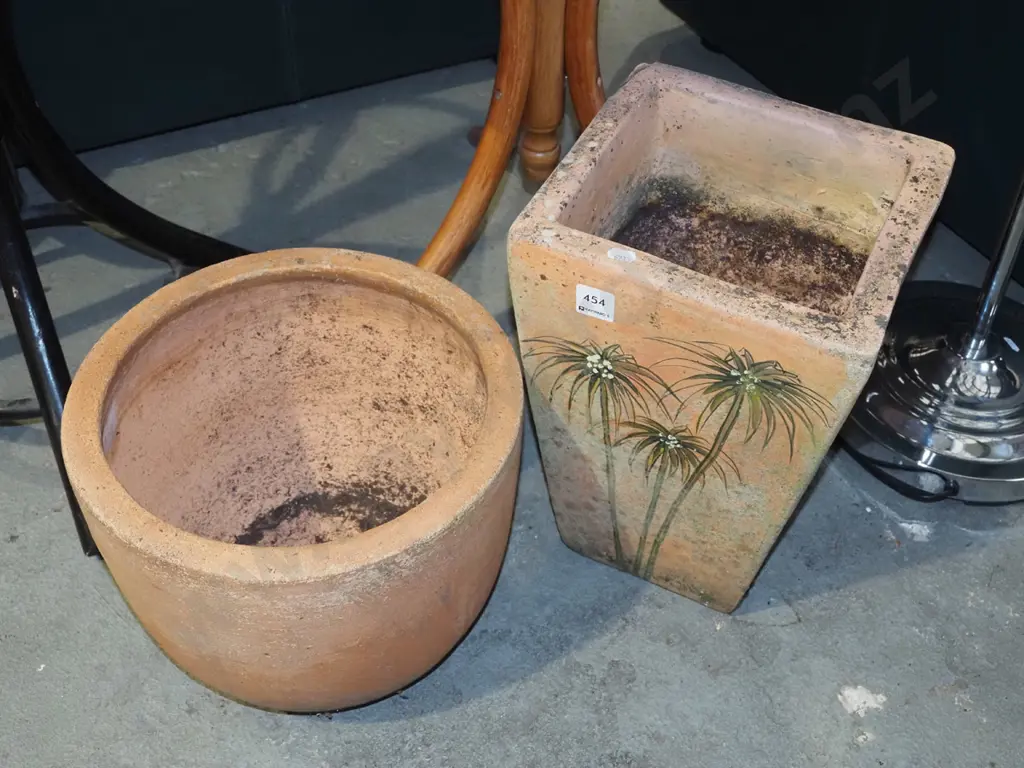 2x terracotta planters H350 Image 1++