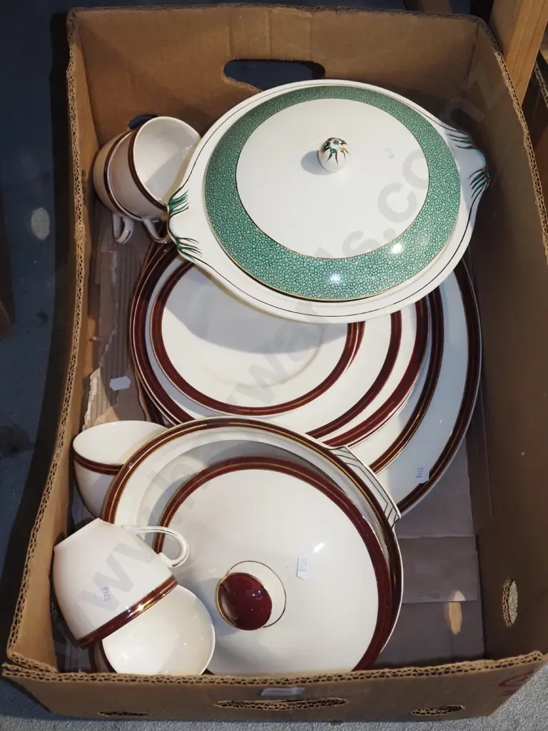 box; Meakin veges, ashets, cups, saucers etc Image 1++