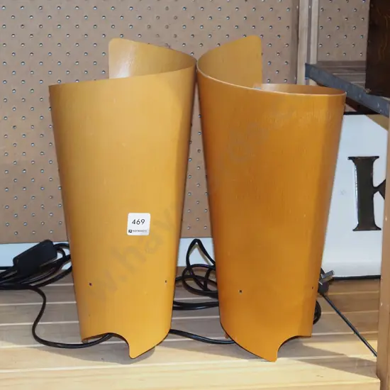 2x wooden table lamps