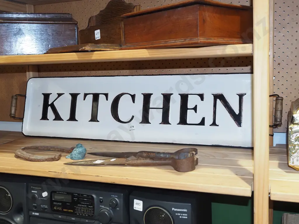 enamel handled kitchen tray L910 Image 1++