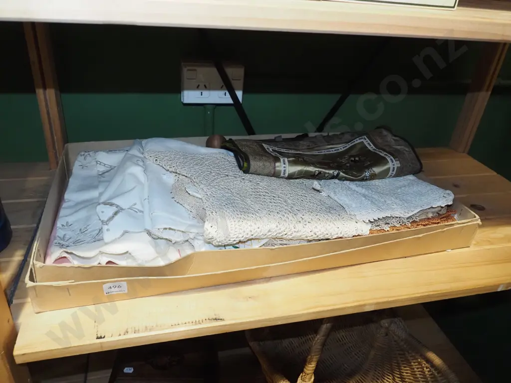 box; hand worked linen, tablecloths etc Image 1++
