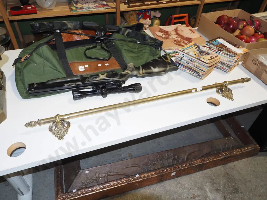 brass towel rail with heavy cast brass fittings Image 1++