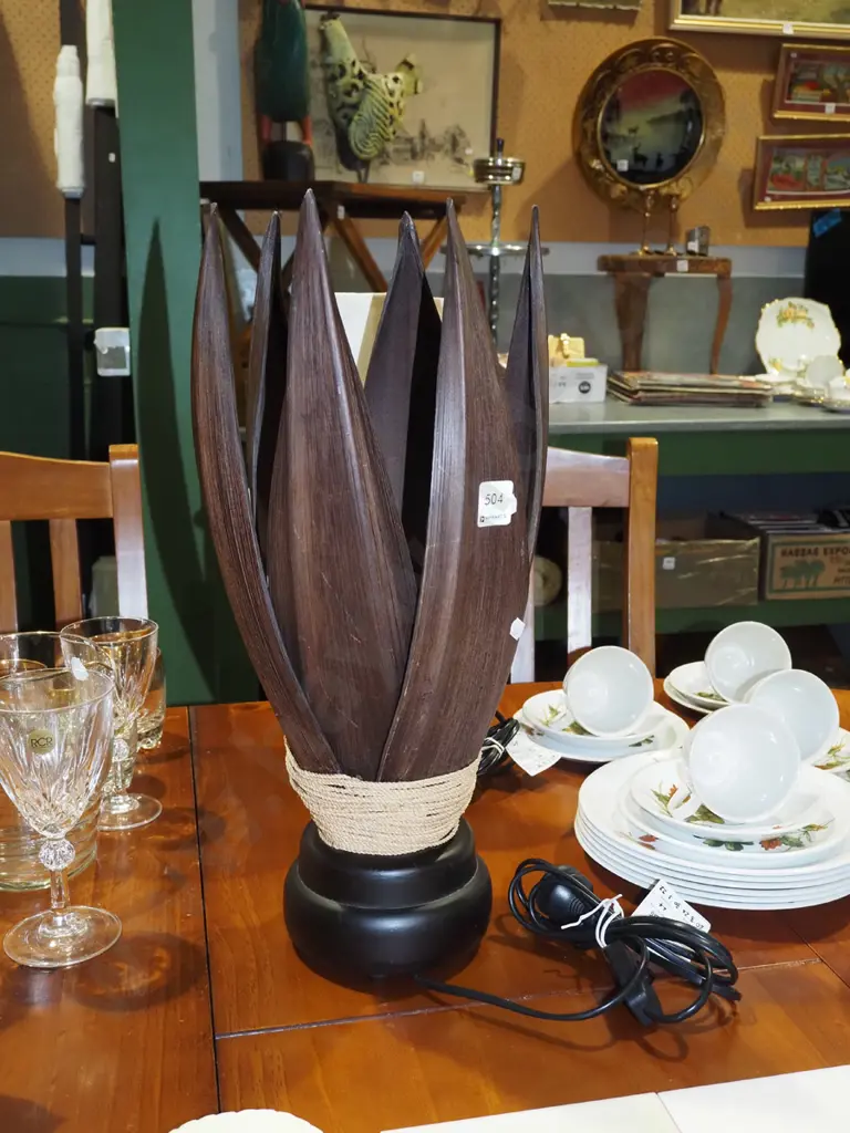 table lamp made from palm fronds H480 Image 1++