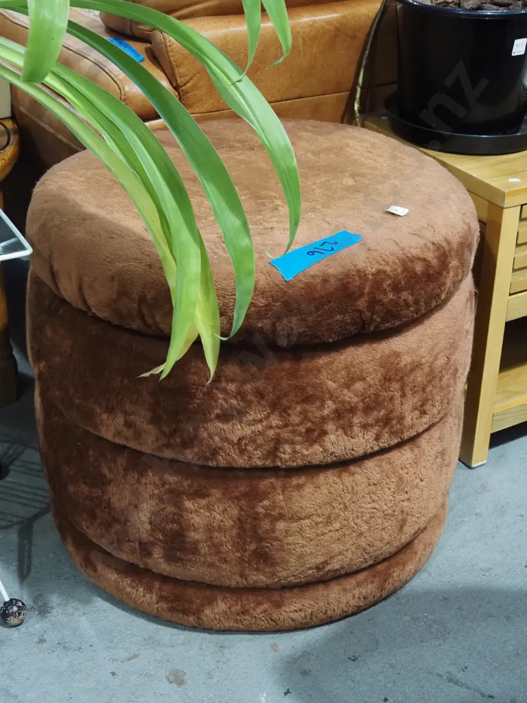 brown faux fur upholstered ottoman H570 Diam590 Image 1++