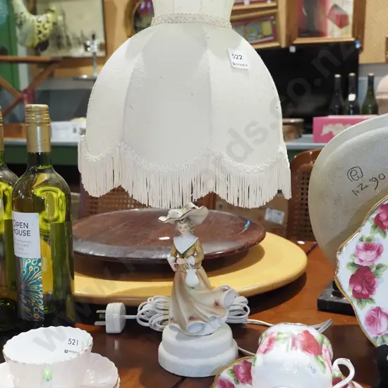 figural table lamp H470