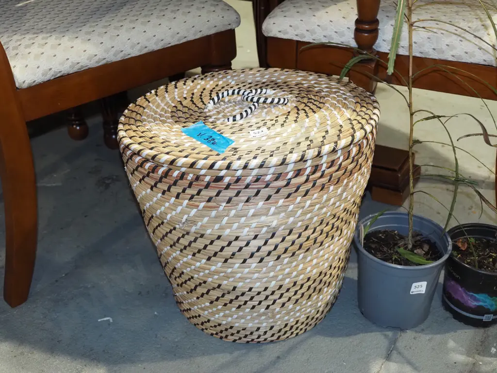 woven seagrass lidded laundry hamper H400 Image 1++