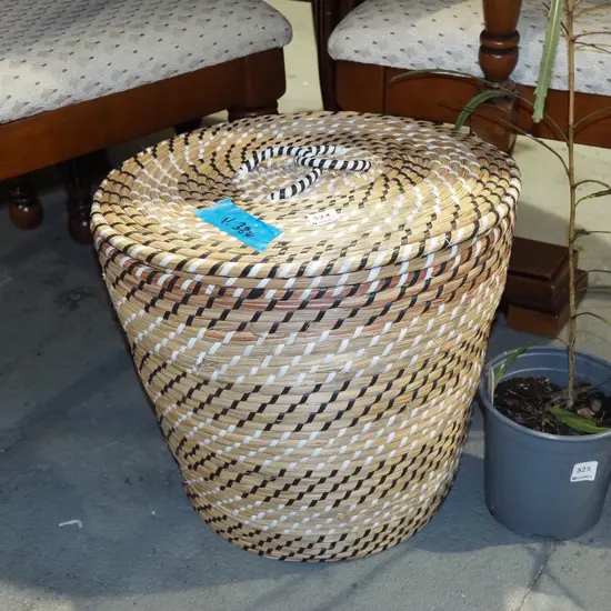 woven seagrass lidded laundry hamper H400