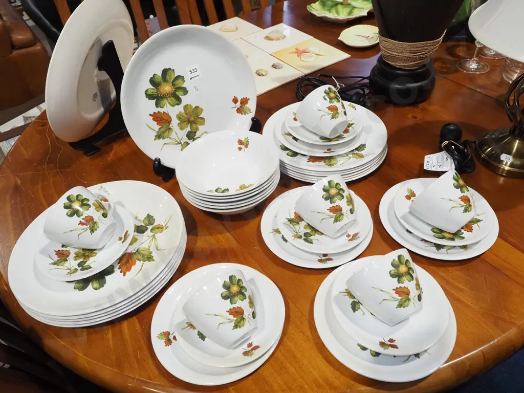 Meakin Sherwood plates, bowls etc Image 1++