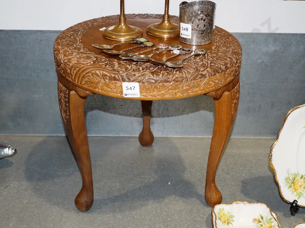 heavily carved hardwood cab leg end table H340 Diam350 Image 1++