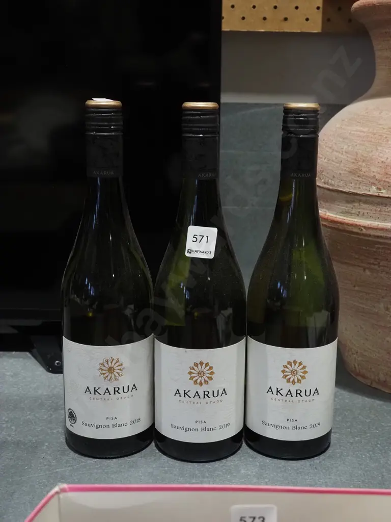 3x bottles Akarua sauvignon blanc 2019 Image 1++