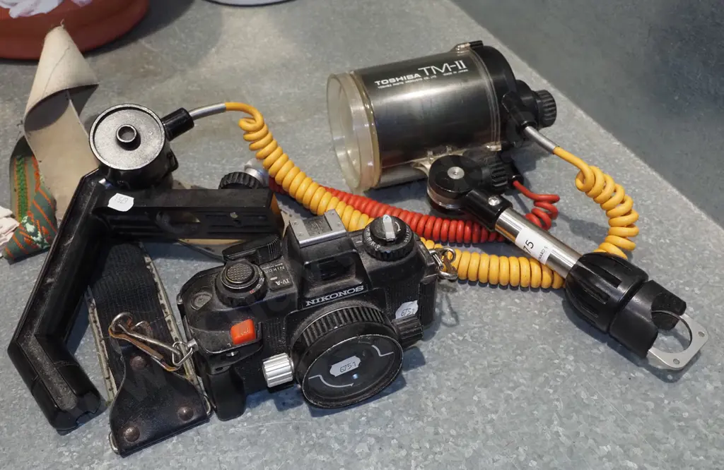 Nikon Nikonos IV-A 35mm underwater film camera with flash and bracket - unknown working condition Image 1++