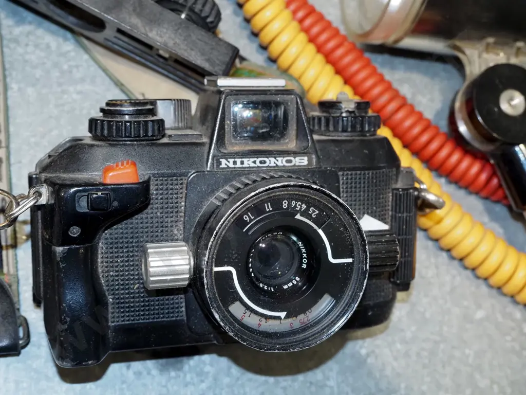 Nikon Nikonos IV-A 35mm underwater film camera with flash and bracket - unknown working condition Image 1++