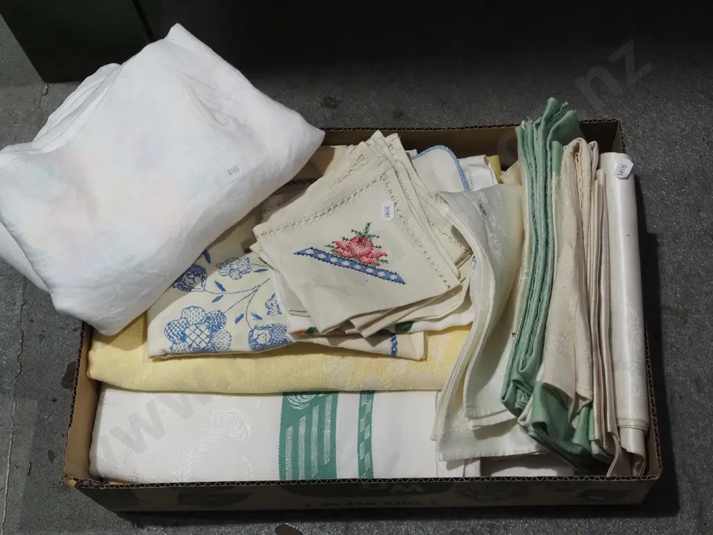 box; hand worked linen, tablecloths etc Image 1++