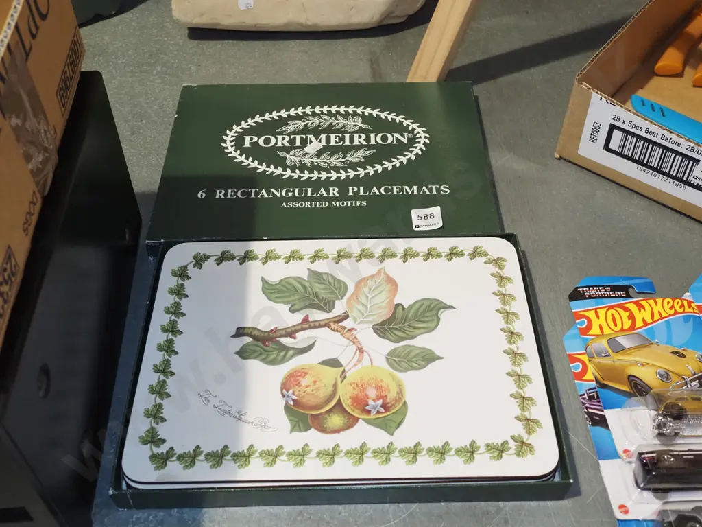box; Portmeirion placemats - slight damage to lid Image 1++