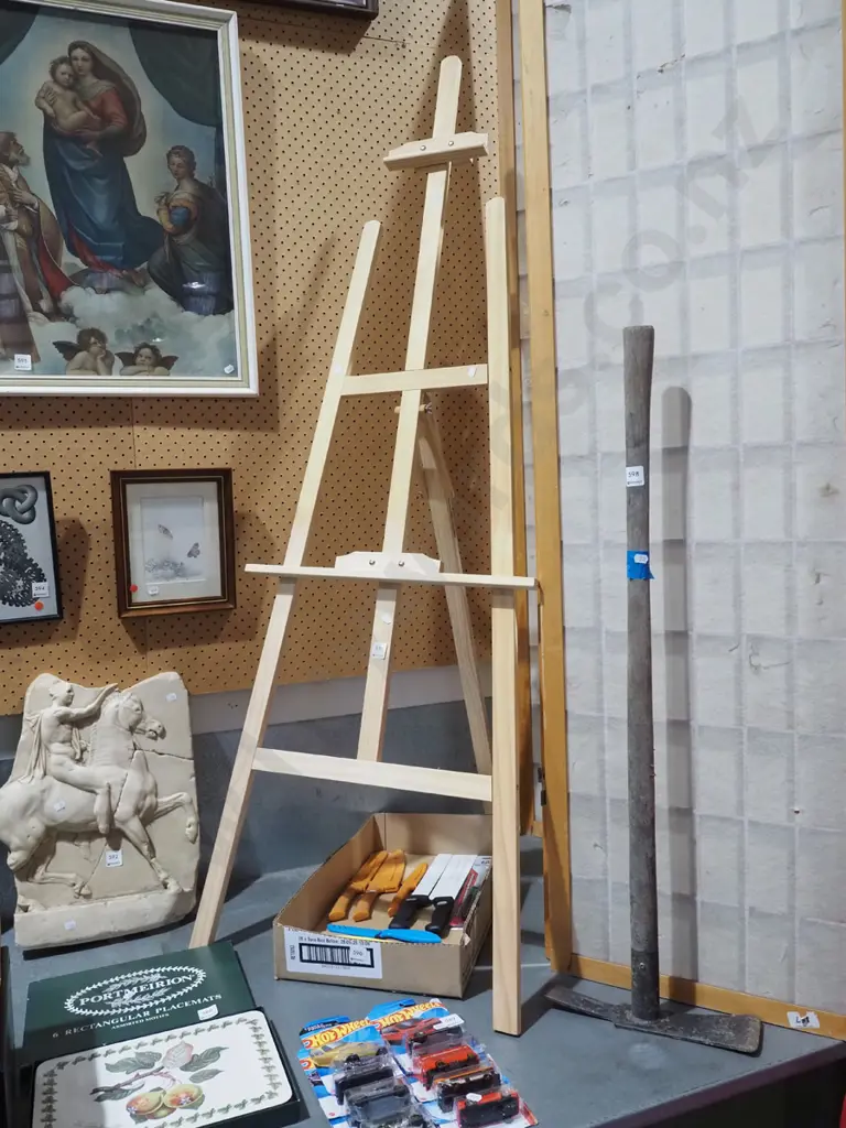 wooden easel Image 1++