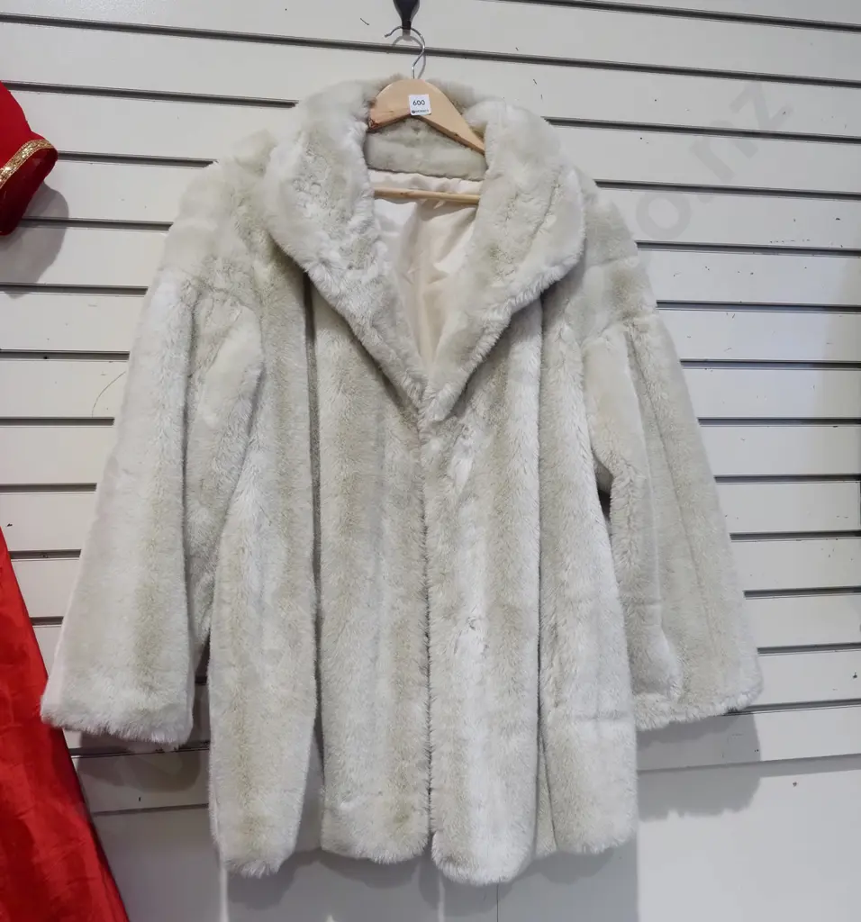 faux fur jacket - size 18 Image 1++