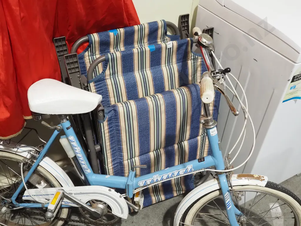2x striped camping chairs Image 1++