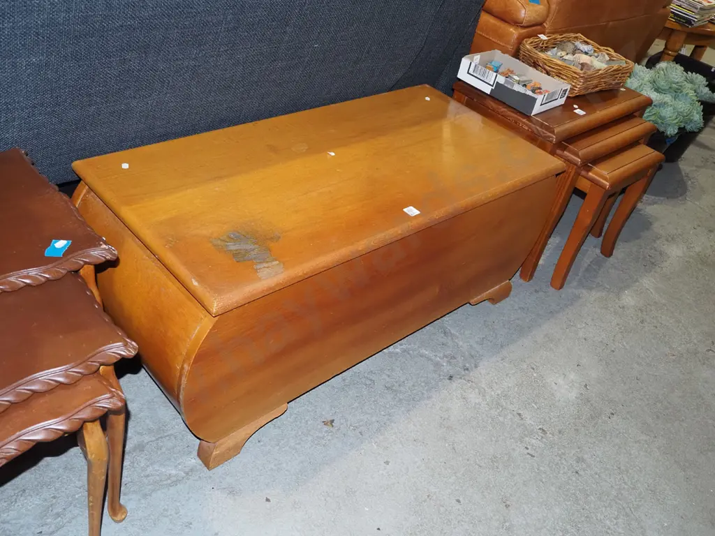 deco oak blanket box - some damage to lid Image 1++