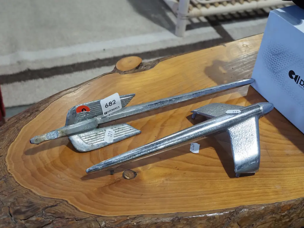 2x car hood ornaments Image 1++