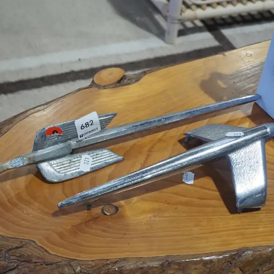 2x car hood ornaments