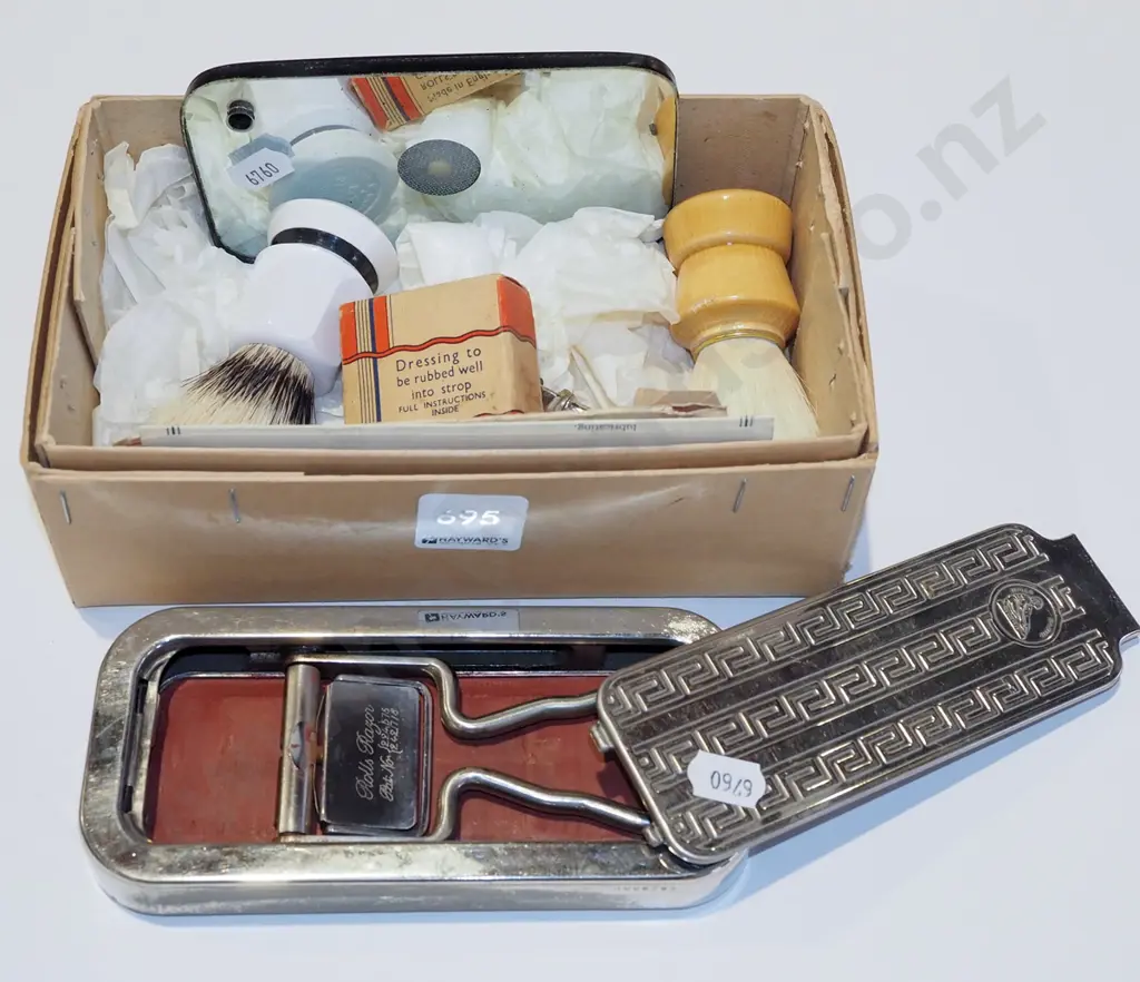 box; vintage shaving set, rolls razor Image 1++