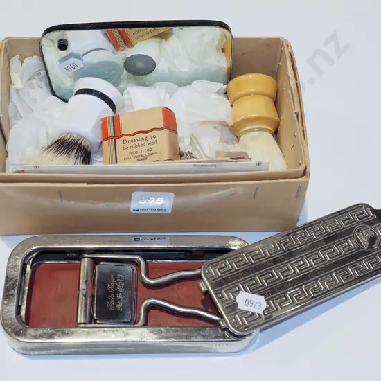 box; vintage shaving set, rolls razor