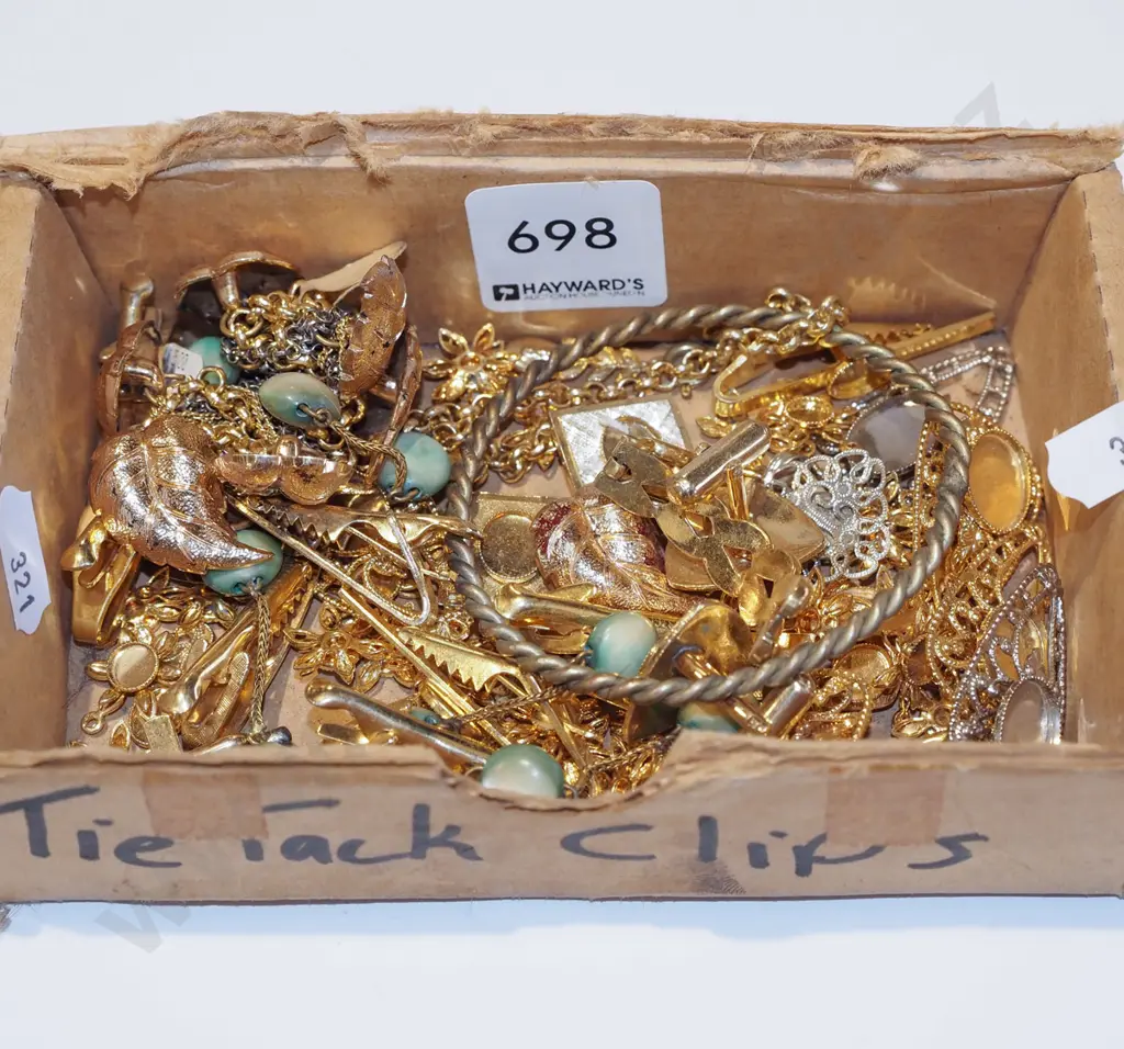 box; costume jewellery Image 1++