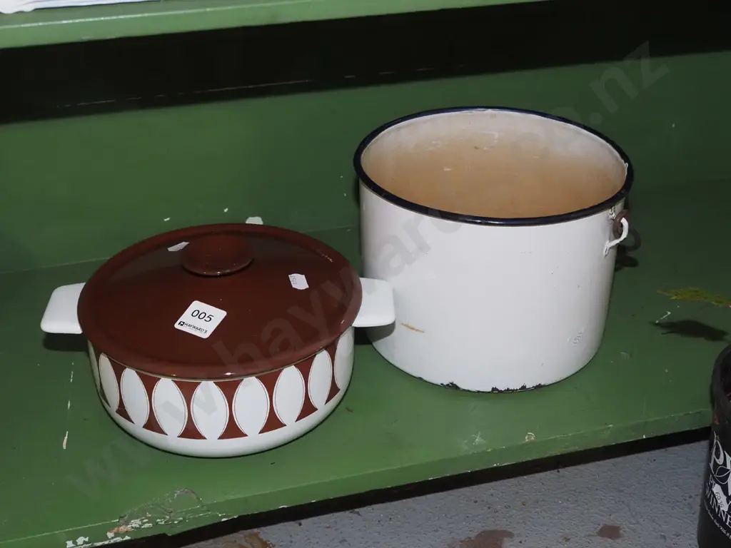 enamel pail, small enamel lidded casserole Diam200 Image 1++