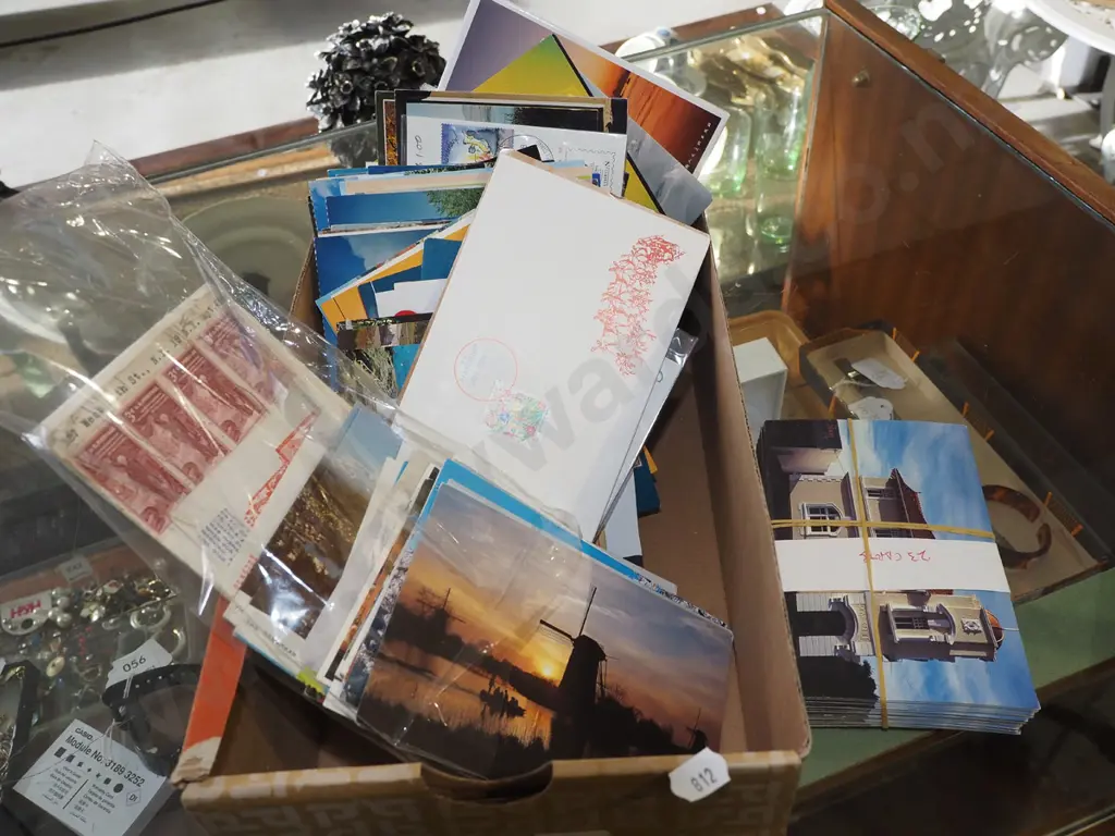 box; various postcards Image 1++