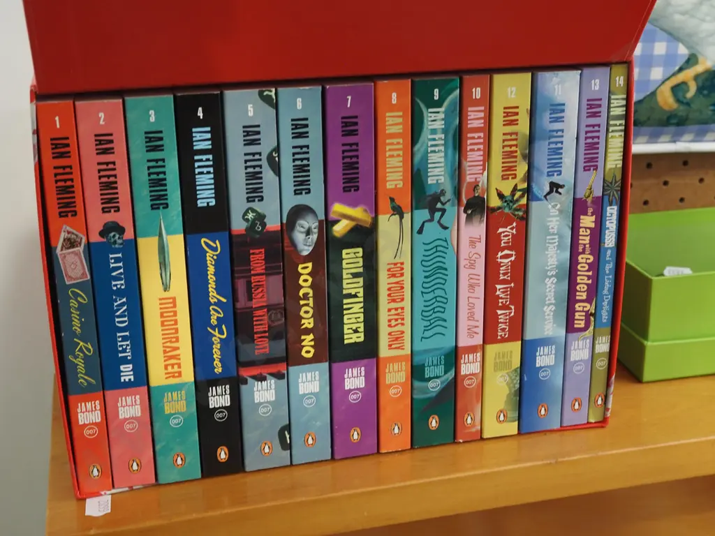 boxed set of 14x Ian Fleming James Bond novels Image 1++