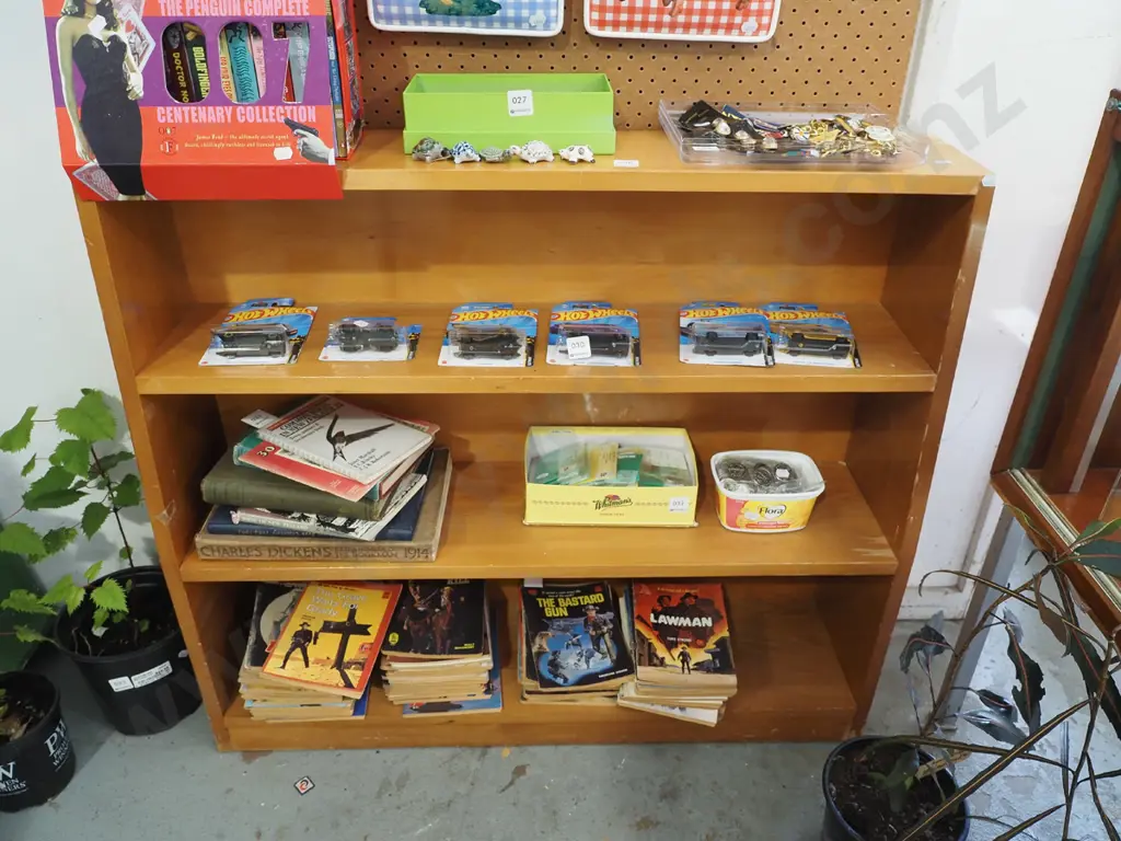 solid rimu bookcase - varnish needs attention H825 W930 D225 Image 1++