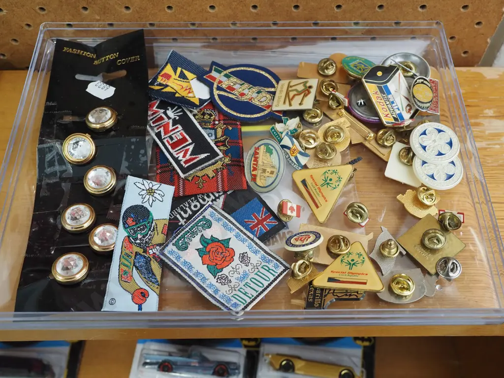 tray; badges, buttons Image 1++